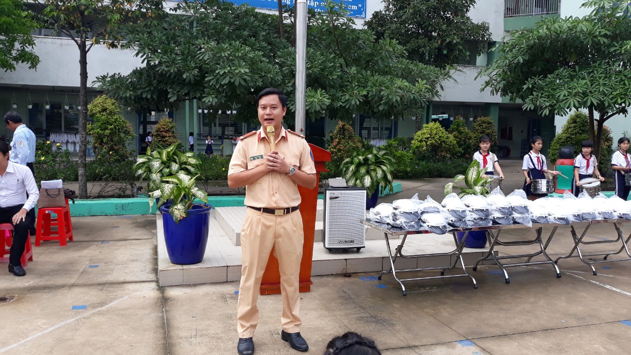 Ông: Phạm Tiến Đức - Trung úy - Cán bộ đội CSGD tuyên truyền cho học sinh.