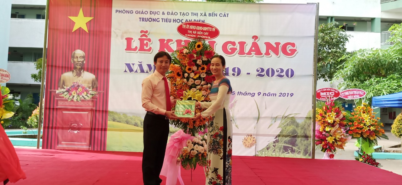 Bà: Lê Thị Kim Liên - Ủy viên thường vụ, chủ nhiệm UB kiểm tra lên trao hoa và quà.