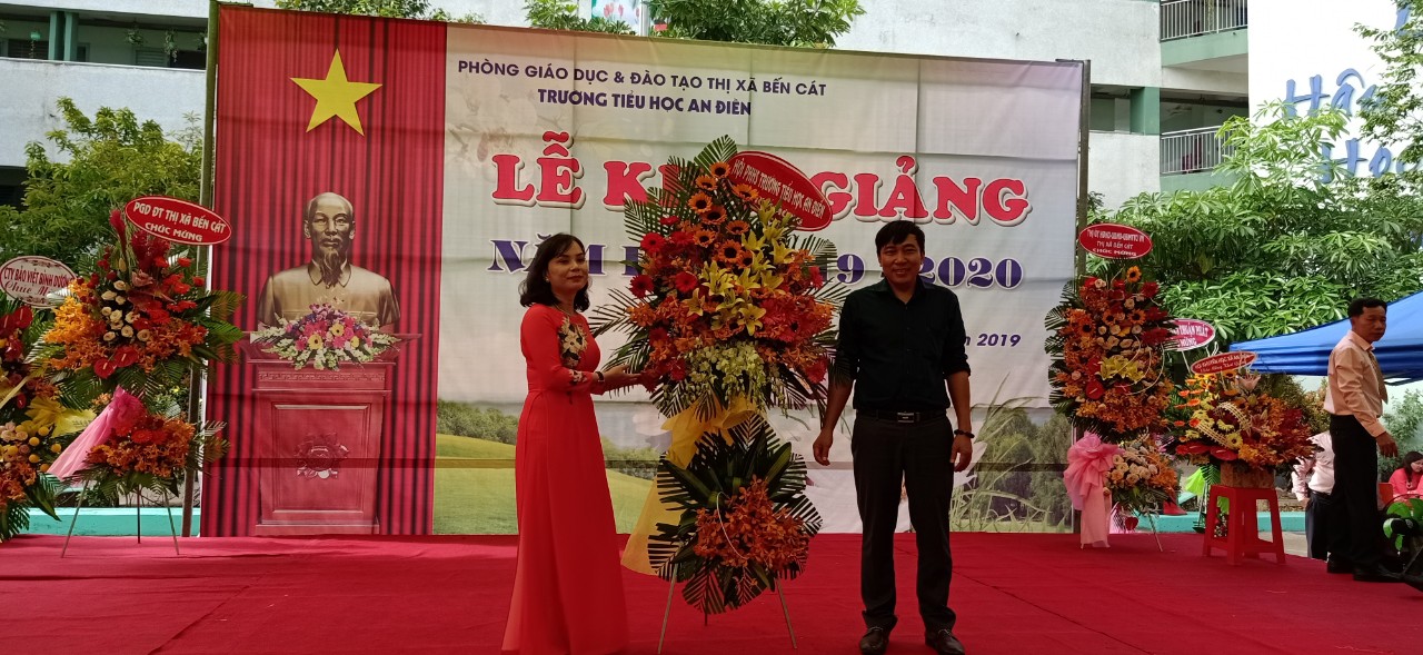 Ông: Nguyễn Phong Vũ - Trưởng ban đại diện hội cha mẹ học sinh lên trao hoa.