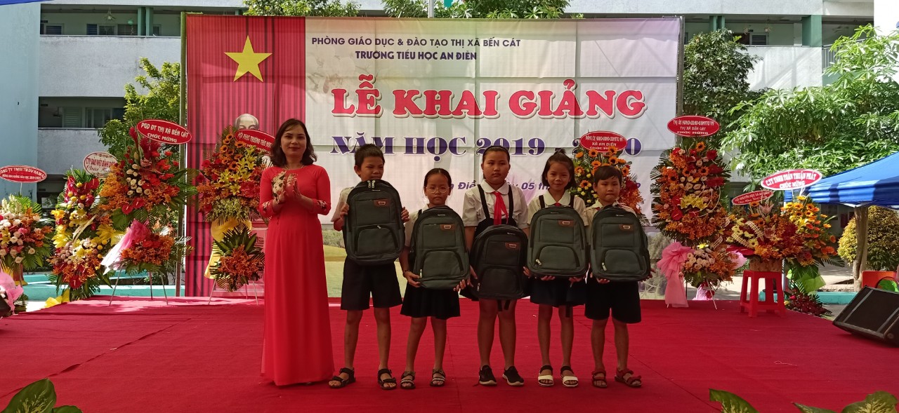 Cô: Trịnh Thị Hạnh - Phó hiệu trưởng lên tặng quà cho các em HS nghèo.