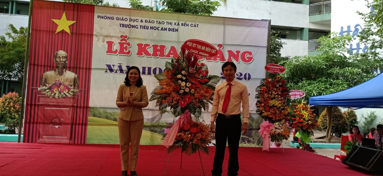Bà: Nguyễn Thị Tuyết Loan - Chủ tịch xã An Điền lên trao hoa cho nhà trường.