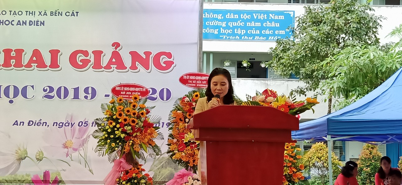 Bà: Nguyễn Thị Tuyết Lan Chủ tịch xã An Điền lên đọc thư chủ tịch nước.